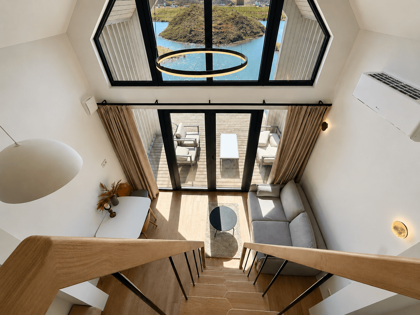 Modernūs "A" formos apartamentai su baltomis sienomis ir dideliais langais
